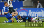 Fussball 1. Bundesliga: Schalke - Bielefeld,  Zweikampf