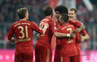 Fussball 1. Bundesliga, Saison 2012/2013:  Jubel nach dem Tor zum 4:0 mit Bastian Schweinsteiger, Mario Mandzukic, Dante und Franck Ribery (v. li., FC Bayern Muenchen)