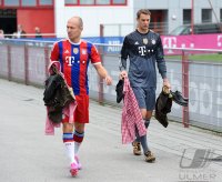 Fussball 1. Bundesliga 14/15: Arjen Robben (FC Bayern Muenchen) und Torwart Manuel Neuer (FC Bayern Muenchen)