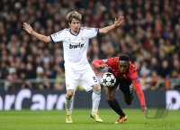 FUSSBALL INTERNATIONAL CHL ACHTELFINALE 12/13: Fabio Coentrao (li, Real Madrid) gegen Daniel Welbeck (Manchester United FC)
