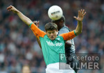 Fussball 1. Bundesliga: Bremen - Hannover, Zweikampf