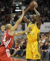 Basketball 1. Bundesliga 2011/2012:  Demond GREENE (li, FC Bayern Muenchen) gegen Kyle Weaver (Alba Berlin)