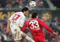 Fussball 1. Bundesliga: Koeln - Stuttgart, Zweikampf