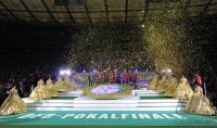 Fussball: DFB Pokal Finale:  (FC Schalke 04) ) JUBEL MIT DEM POKAL im Konfetti Regen