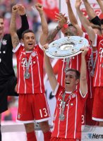 Fussball, 1. Bundesliga  Saison 16/17: Jubel FC Bayern Muenchen mit Schale