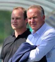 Fussball 1. Bundesliga Saison   2011/2012 :  Sportdirektor Christian Nerlinger, Vorstandsvorsitzender Karl Heinz Rummenigge (v. li., FC Bayern Muenchen)