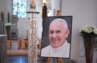Ein Bild des verstorbenen Papst Franziskus I.im Rotternburger Dom St. Martin
