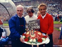 Fussball Lattek bekommt Torte.