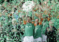 Fussball 1. Bundesliga: Bremen - Leverkusen, JUBEL Bremen mit Meisterschale