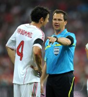 Fussball International Audi Cup 2011:  Mark Van Bommel (AC Mailand) mit Schiedsrichter Peter Sippel