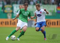 FUSSBALL, DFB Pokal 1. Hauptrunde: Tim Borowski (li, SV Werder Bremen)  gegen Christian Sauter (re, 1 FC Heidenheim 1846)