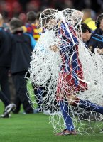 Fussball Champions League Finale 2011: Gerard Pique (Barca) schneidet das NETZ aus dem TOR