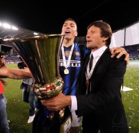 FUSSBALL SERIE A:  JUBEL MIT POKAL Lucio, Trainer Leonardo (v. li., Inter Mailand)