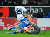 Fussball 1. Bundesliga :Mohamadou Mo Idrissou (li, Borussia Moenchengladbach)  gegen Andreas Beck (m, TSG 1899 Hoffenheim) gegen Tom Starke (re, TSG 1899 Hoffenheim)