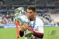 Fussball Europameisterschaft 2016 Finale: JUBEL Cristiano Ronaldo (Portugal) mit Pokal