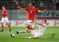 FUSSBALL International : Christian FUCHS (li, Oesterreich) gegen Stephan LICHTSTEINER (Schweiz)