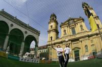 ugendliche spielen Fussball beim Odeonsplatz