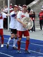 Fussball 1. Bundesliga: Mark van Bommel,Torwart Hans Joerg Butt (v. re., FCB)