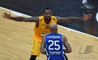 Basketball 1. Bundesliga 15/16 Hauptrunde: Walter Tigers Tuebingen - FRAPORT SKYLINERS Frankfurt