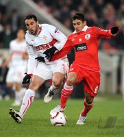 FUSSBALL  UEFA Europa League  10/11: Cristian Molinaro (li, VfB Stuttgart) gegen Eduardo Salvio (re, Benfica Lissabon)