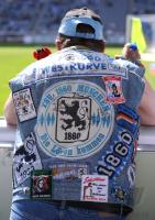 2. Fussball Bundesliga: 1860 Muenchen Fan mit einer Kutte