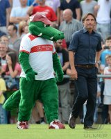 Fussball 1. Bundesliga :  Trainer Bruno Labbadia mit dem Maskottchen Fritzle (VfB Stuttgart)