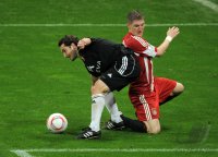 Fussball 1. Bundesliga : Juri Judt (li, 1 FC Nuernberg) gegen Bastian Schweinsteiger (re, FC Bayern Muenchen)