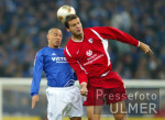 Fussball Bundesliga: Schalke - Lautern, Zweikampf