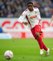 Fussball: 1. Bundesliga Saison 2010/2011: SC Freiburg, MAKIADI am Ball