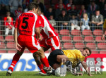 Fussball 2. Bundesliga: Oberhausen - Reutlingen, Zweikampf