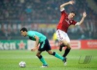 Fussball CHL  Saison 2011/2012: Xavi Hernandez (li, Barca) gegen Mark Van Bommel (AC Mailand)