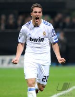 Fussball Champions League  Saison 2010/2011: JUBEL GONZALO HIGUAIN (Real Madrid)