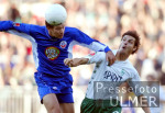 Fussball 1. Bundesliga: Bremen - Rostock, Zweikampf