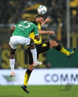 Fussball DFB Pokal, Saison 2011/2012, Halbfinale: Olivier Occean (li, Greuther Fuerth) gegen Sebastian Kehl (Borussia Dortmund)