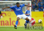 Fussball Bundesliga: Schalke, Mpenza Einzelaktion