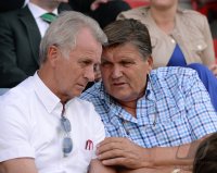 FUSSBALL 1. Bundesliga 2013/2014:  Bonhof (Borussia Moenchengladbach) und Praesidiumsmitglied  Meyer  (Borussia Moenchengladbach)