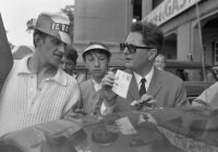 Fussball DFB Pokalfinale Saison 1968/1969: Vogel gibt Autogramme