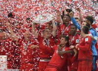 Fussball, 1. Bundesliga  Saison 13/14: Jubel FC Bayern Muenchen mit Schale