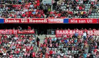 Fussball 1. Bundesliga : FC Bayern Muenchen Fankurve mit einem Banner MIA SAN Praesident Uli Hoeness (FC Bayern Muenchen)
