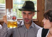 FUSSBALL 1. BUNDESLIGA 13/14:  Trainer Pep Guardiola mit Frau Cristina Serra