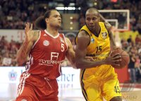 Basketball 1. Bundesliga 2011/2012:  Chevon Troutman (li, FC Bayern Muenchen) gegen Derrick Allen (Alba Berlin)