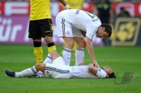 Fussball 1. Bundesliga : Mark van Bommel ueber Danijel Pranjic (FC Bayern Muenchen)