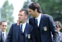 FUSSBALL INTERNATIONAL: Antonio Cassano (LI.) mit Gianluigi Buffon (Italien)