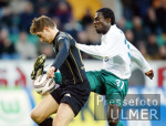 Fussball 1. Bundesliga: Wolfsburg - Bremen, Zweikampf