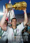 Fussball DFB-POKAL: BAYERN - LAUTERN, BALLACK mit Pokal