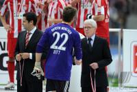 Fussball 1. Bundesliga: Torwart Hans Joerg Butt, Reinhard Rauball (v. li., FCB)