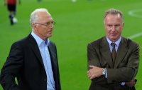 Fussball CHL  Saison 2011/2012: Ehrenpraesident Franz Beckenbauer, Vorstandsvorsitzender Karl Heinz Rummenigge  (v. li., FC Bayern Muenchen)