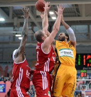 Basketball 1. Bundesliga 2013/2014:  Walter Tigers Tuebingen - Brose Baskets Bamberg