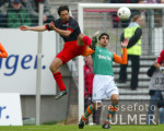 Fussball 1. Bundesliga: Frankfurt - Bremen, Zweikampf