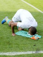 Fussball 1. Bundesliga: Bremen - Hamburg, Ailton kuestt sein Trikot